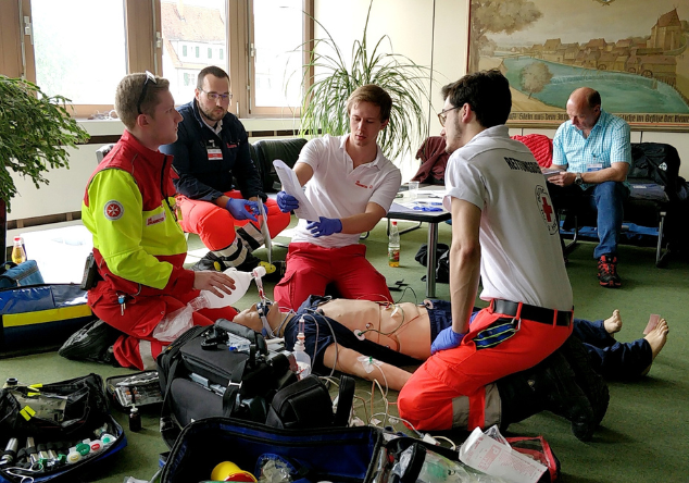 Praxistraining im Abschlusslehrgang zum Rettungssanitaeter in der Rettungssanitaeter Ausbildung
